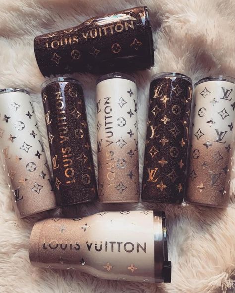 Louis Vuitton Glitter Tumbler, Lv Tumbler Ideas, Lv Cup Design, Tumblers For Christmas, Boujee Tumbler Cups, Lv Tumbler Cup, Louis Vuitton Tumbler Cup, Lv Tumbler, Tumbler Sayings