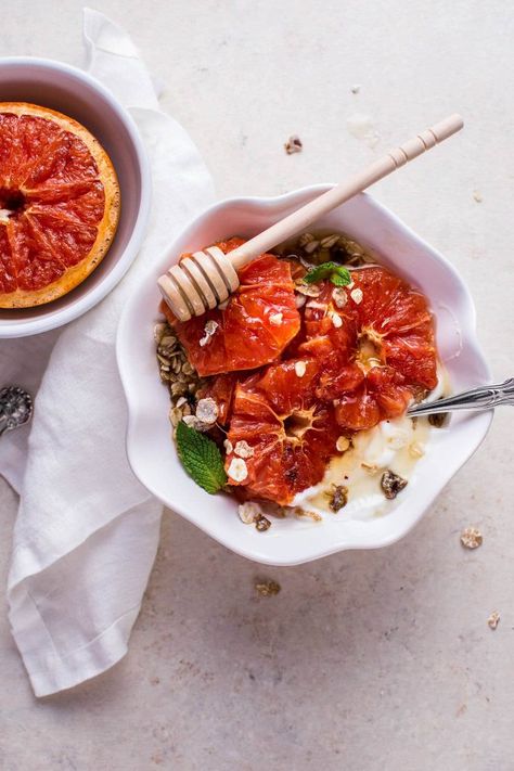 Grapefruit Brûlée Breakfast Bowl Grapefruit Breakfast, Broiled Grapefruit, Healthy Vegetarian Breakfast, Grapefruit Recipes, Refreshing Breakfast, Detox Breakfast, Breakfast Bowl, Vegetarian Breakfast, Breakfast Bowls