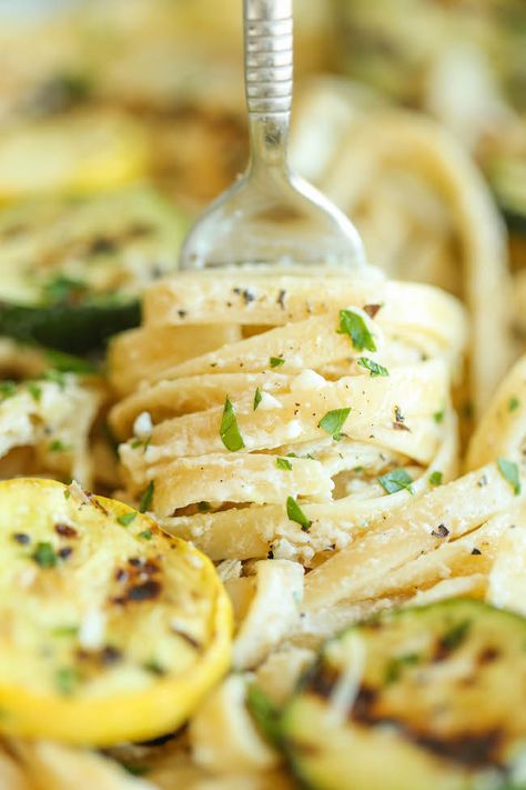 Garlic Butter Fettuccine with Chicken and Zucchini - So buttery, so garlicky, and just so creamy! Made with lemon-herb chicken and crisp-tender zucchini. Chicken And Zucchini, Lemon Herb Chicken, Noodles Recipes, Chicken With Italian Seasoning, Side Recipes, Italian Dishes, Garlic Butter, Yummy Foods, Italian Food