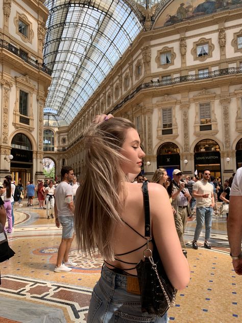 Milan Photo Ideas Summer, Milan Italy Instagram Pictures, Milan Poses Photo Ideas, Summer Outfits Milan, Italian Photoshoot Ideas, Photo Inspo Europe, Milan Italy Picture Ideas, Photo Ideas In Milan, Photos In Milan