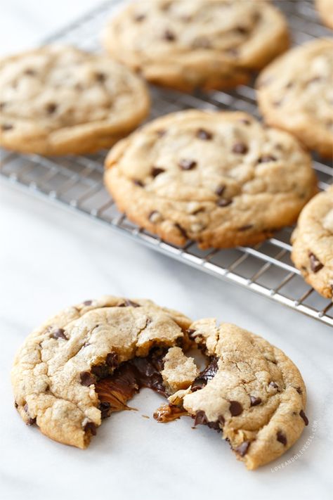 Peanut Butter Chocolate Chip Cookies stuffed with Dark Chocolate Peanut Butter Cups Cookie Sandwich, Peanut Butter Chocolate Chip Cookies, Chocolate Peanut Butter Cups, Choc Chip Cookies, Peanut Butter Cup, Peanut Butter Chocolate Chip, Peanut Butter Chocolate, Party Desserts, Yummy Sweets