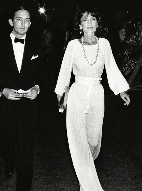 Lee Radziwill wears a white belted jumpsuit with a large pearl necklace, statement earrings, and a metallic clutch Caroline Lee, Lee Radziwill, Jackie Onassis, Jackie O, Outfit Look, Guilty Pleasures, Look At You, Mode Vintage, Looks Style