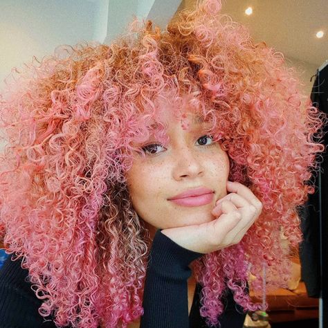 7 Items To Help You Add Pantone's Living Coral Into Your Spring Beauty Look Curly Hair Dye Ideas, Curly Hair Dye, Pink Curly Hair, Trendy We Fryzurach, Dyed Curly Hair, Hair Dye Ideas, Dyed Natural Hair, Hair Color Pastel, Dye Colors