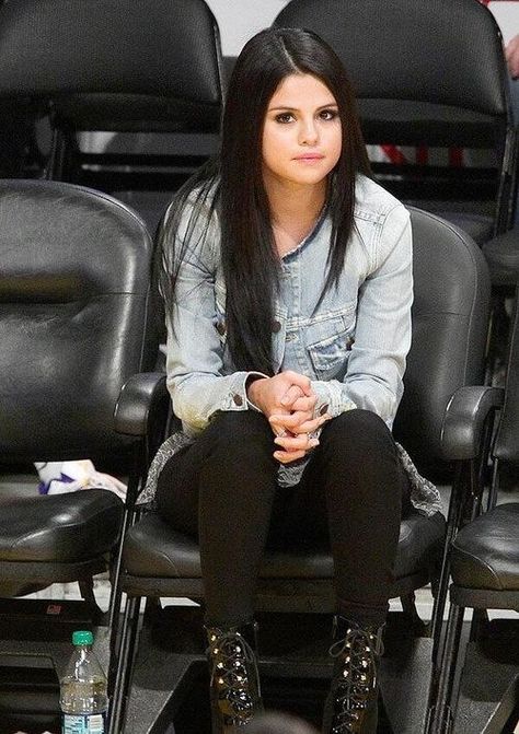 selena gomez Selena Gomez 2012, Selena Gomez 2014, Selena Gomez Street Style, 2012 Style, Selena Gomez Hair, Small Home Decor, Beanie Fits, Selena Gomez Outfits, Selena Gomez Cute