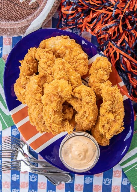 Chicken Finger Sauce - perfect copycat of Guthrie's, Zaxby's and Raising Cane's sauce. Seriously delicious!! Mayonnaise, ketchup, worcestershire sauce, hot sauce, garlic powder, seasoned salt, black pepper. Great with chicken fingers and fries. Got the recipe directly from a former employee. The BEST!! #copycat #raisingcanes #zaxbys #sauce #dippingsauce Chicken Finger Sauce, Chicken Fingers And Fries, Zaxbys Sauce, Raising Cane Sauce Recipe, Canes Sauce, Chicken Finger, Canes Chicken, Tempura Recipe, Chicken Sauce Recipes