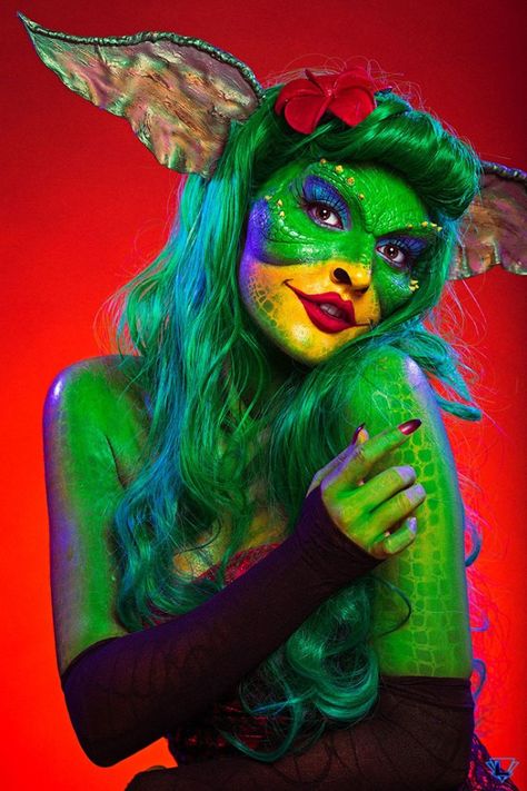 Greta From Gremlins Makeup and Body Paint Cosplay - Media Chomp Gremlin Costume, Greta Gremlin, Monster Makeup, Cosplay Fashion, Monster Costumes, Clever Halloween Costumes, Cute Couple Halloween Costumes, Green Wig, Halloween Makeup Inspiration