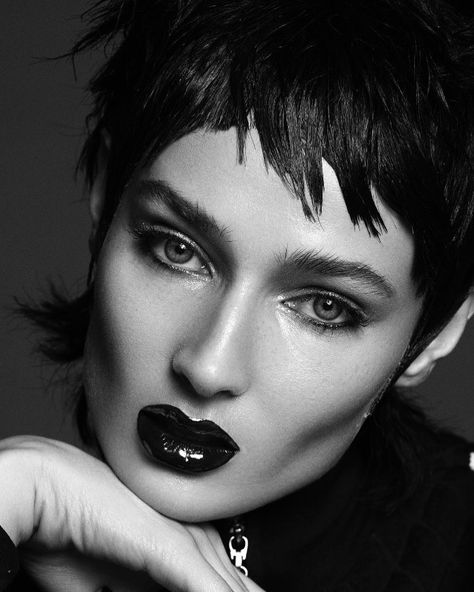 Makeup Artist Toni Malt on Instagram: “New Work 🖤 CHANEL x Elle @chanel.beauty @ellemiddleeast ⠀ ⠀⠀⠀⠀⠀⠀⠀⠀⠀ ⠀⠀⠀⠀⠀⠀⠀⠀⠀ Makeup: Using all NOIR ET BLANC DE CHANEL FALL-WINTER…” Black And White Makeup Photography, White Editorial, Black And White Makeup, High Fashion Makeup, Theatrical Makeup, White Makeup, Photoshoot Makeup, Fashion Art Photography, Chanel Beauty