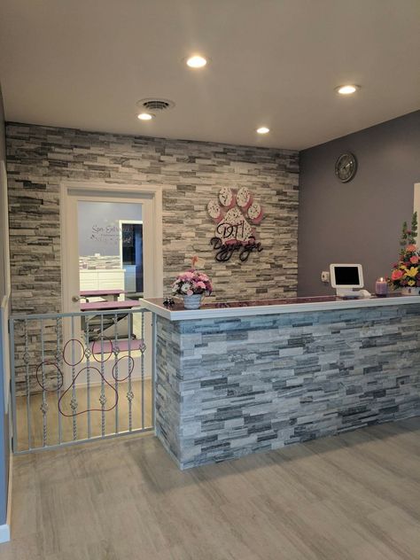 Doggydaycare Ideas, Dog Grooming Salon Reception Area, Dog Grooming Salon Entrance, Shed Grooming Salon Ideas, Dog Grooming Salon Decor Reception Desks, Dog Daycare Decor Ideas, Dog Salon Interior Design, Dog Daycare Reception, Pet Grooming Shop Design