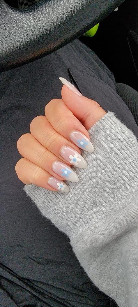 floral nails baby blue white Blue Nails Ideas Flower, Light Blue Nails Spring, Blue And White Nails Flower, Light Blue And Tan Nails, Pale Blue And White Nails, Blue With White Flower Nails, Dusty Blue And White Nails, Flowers On White Nails, Light Blue Nails With White Flowers