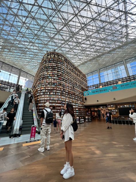 i wonder how someone can borrow a book on the very top shelf?? #starfield #korea #travelguide #library Starfield Library Seoul Photoshoot, Seoul Instagram Pictures, Starfield Library, Korea Library Aesthetic, South Korea Library, Starfield Library Seoul, Coex Starfield Library, Seoul Kdrama Locations, Seoul Korea