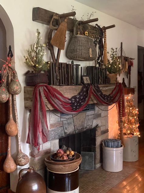 Patriotic Fireplace Decor, Primitive Mantle Decor, Primitive Fireplace Mantle, Fake Mantle, Primitive Living Room Ideas, Patriotic Mantle, Americana Living Rooms, Primitive Fireplace, Primitive Home Decorating