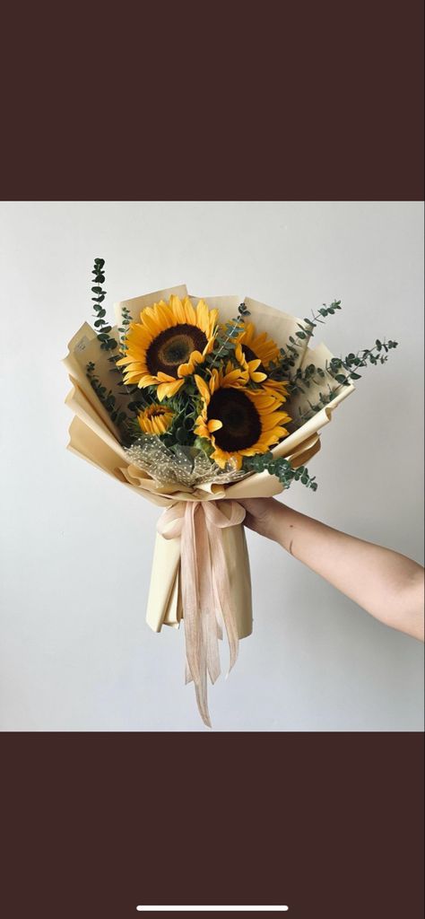 Aesthetic Flower Bouquet, Cream Wedding Flowers, Dried Sunflowers, Graduation Bouquet, Eucalyptus Bouquet, Sunflower Bouquet, Flower Bouquet Diy, Boquette Flowers, Crochet Bouquet