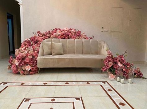 Nikkah Backdrop, Flower Couch, Pelamin Tunang, Couple Seating, Pelamin Cantik, Wedding Staircase, Floral Sofa, Flower Gift Ideas, Wedding Stage Decorations