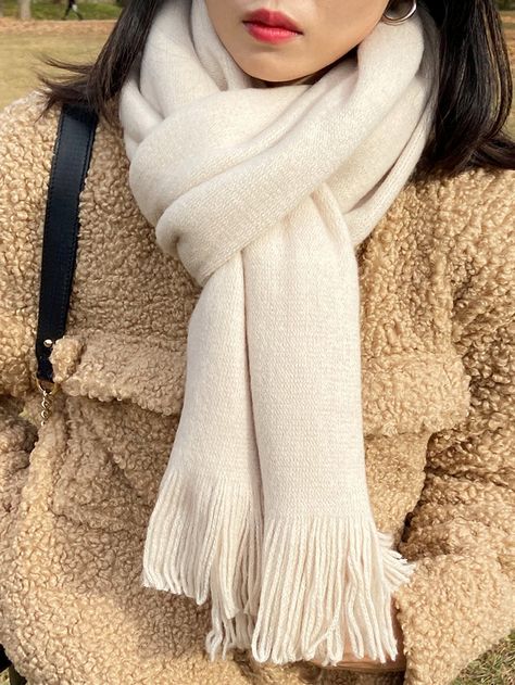 Cute Winter Scarf, Muffler Outfit Women, Muffler Style Women, White Scarf Outfit, Ireland Fits, Oversize Outfits, Scarf Fashion Outfit, Cute Scarves, Scarf Outfit Winter