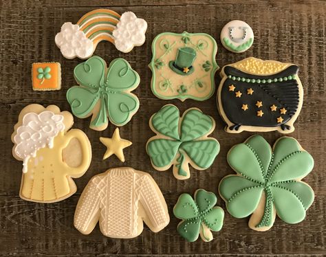 St Patrick's Day set with 4 leaf clovers, can have Shamrocks instead. Four Leaf Clover Cookies Royal Icing, 4 Leaf Clover Cookies, Clover Cookie, 4 Leaf Clovers, Designer Cookies, St Patrick's Day Cookies, Cookies Royal Icing, St Patrick Day Treats, Chocolate Sugar Cookies