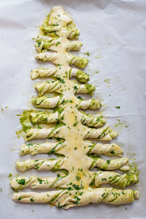 This Pesto Pull-Apart Christmas Tree is the best holiday appetizer! Filled with vegan pesto and topped with garlic butter | ThisSavoryVegan.com #christmasrecipes #christmasappetizers #holidaypartyfood Pesto Pull Apart Christmas Tree, Pesto Wreath, Vegan Christmas Appetizers, Pesto Christmas Tree, Pastry Wreath, Christmas Tree Pull Apart Bread, Vegan Puff Pastry, Christmas Tree Bread, Vegan Pastry