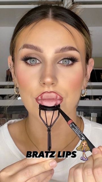 Eloise Dutton on Instagram: "Lip trend: BRATZ👄 edition using @NovaBEAUTY by @FashionNova🔥 Would you try this? ad #NovaBeauty #FashionNova __ #fullglam #bratzchallenge #makeuphacks #beautyhacks #makeuptutorial #makeuptips #beautytips #wakeupandmakeup #glammakeup #bratz #liptutorial #lipsticks" Mouth Wrinkles, Tutorial Eyeshadow, Lip Trends, Lip Tutorial, Beginners Eye Makeup, Makeup Tutorial Eyeshadow, Easy Makeup, Birthday Suit, Eyeshadow Tutorial