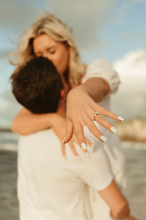 Engagement Photo Shoot Beach, Engagement Pictures Beach, Engagement Shoots Poses, Engagement Announcement Photos, Creative Engagement Photo, Wedding Fotos, Proposal Pictures, Fall Engagement Pictures, Engagement Photography Poses