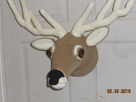 This head is based on a red deer, with lighter markings around the eyes and muzzle. The antlers are made separately and are wired so they can be bent into shape after attaching them to the head. Crochet Animal Heads Free Pattern, Crochet Antlers, Crochet Animal Heads, Crochet Animal Head, Trophy Head, Crochet Deer, Stag Antlers, Crochet Animals Free Patterns, Red Deer