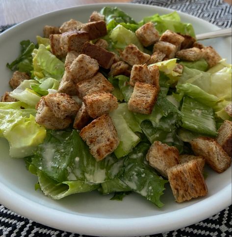 Salad Asthetic Picture, Ceased Salad, Caesar Salad Aesthetic, Cezar Salad, Bunny Diet, Salad Caesar, Caesar Salads, Homemade Recipe Books, Caesar Salad