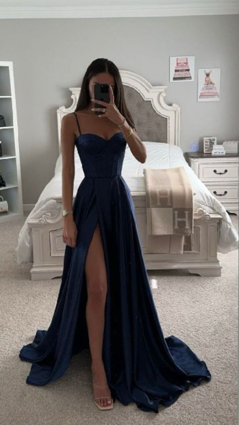 Classy Prom, Prom Dress Inspo, Prom Dresses Elegant, Stunning Prom Dresses, Party Kleidung, Cute Prom Dresses, Prom Dress Inspiration, Pretty Prom Dresses, فستان سهرة