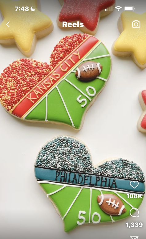 Football Sugar Cookies, Super Bowl Cookies, Football Cookies, Royal Iced Cookies, Sugar Cookie Royal Icing, Iced Sugar Cookies, Sugar Cookie Designs, Cookie Party, Fall Cookies