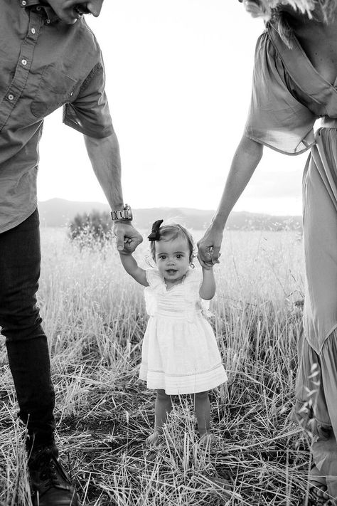 Cute Family Of 3 Pictures, Family Session With One Year Old, Family Posing Ideas For 3, 1 Year Photoshoot Ideas Outside, Cute Family Photo Ideas, Family Photos With One Child, Family Photoshoot One Child, One Child Family Photos, Family Picture Poses With Baby