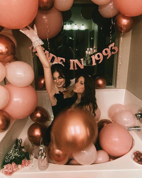 Best Friend Birthday Photoshoot Ideas, Bath Tub Birthday Photoshoot Ideas, Birthday Tub Photoshoot Ideas, Birthday Photoshoot Ideas Balloons, Champagne Photoshoot Birthday, Friends Birthday Pictures, Champagne Birthday Photoshoot, Best Friend Birthday Photoshoot, Hotel Birthday Photoshoot