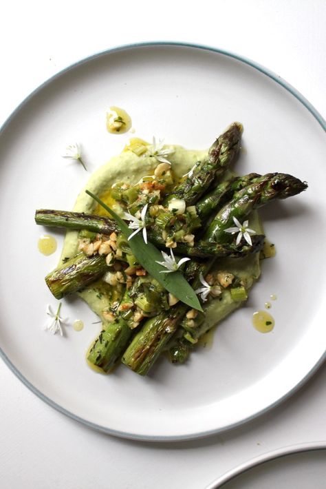 Asparagus Starter Fine Dining, Fine Food Recipes, Fine Dining Spring Recipes, Hummus Plating Ideas, Fine Dining Vegetables, Fine Dining Salad Recipes, Asparagus Fine Dining, Asparagus Starter, Vegan Fine Dining Recipes