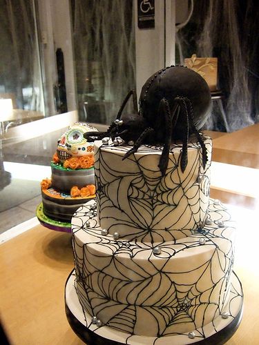 Halloween/Spider Cake Halloween Decorations Party Food, Horror Cakes, Halloween Torte, Spider Cake, Spooky Cake, Dessert Halloween, Halloween Decor Diy, Special Cakes, Thanksgiving Food Desserts