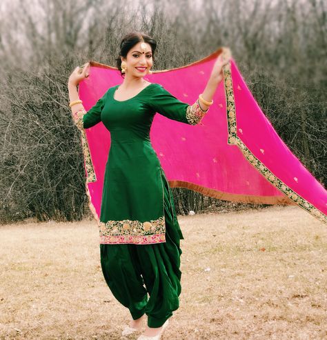 Punjabi Salvar suit dark green with hot pink dupatta #PreWeddingPunjabiLook #jagolook #ladiessangeet #satrangdadupatta #wedding #Punjabijutti #tikka #jhumke #yellowsuit #patialaSalvar #punjabimutiara #patialasalvarsuit #farm#photography #greensuit #punjabisalvarkameez #zardojiwork #handworkembriodery #bottlegreensuit #punjabanmutiar #jatti #style Indian Suits Punjabi, Patiala Dress, Patiyala Dress, Patiala Suit Designs, Patiala Salwar Suits, Punjabi Fashion, Designer Punjabi Suits, Punjabi Outfits, Indian Designer Suits