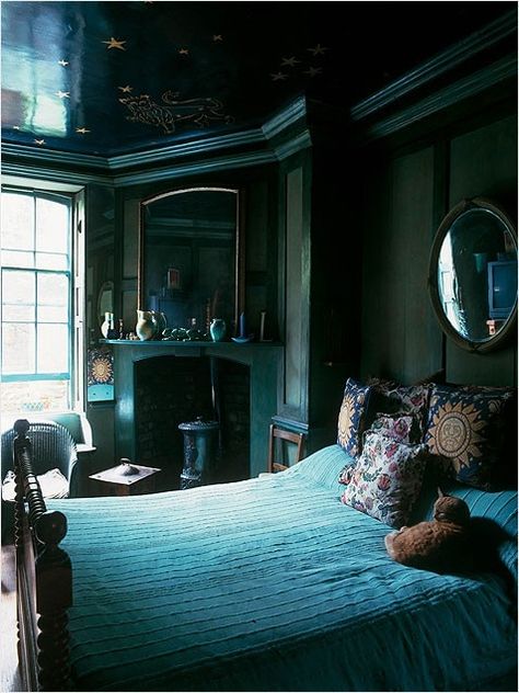 I really kinda like the darkness of this room. It makes me think of a castle almost. Diy Bohemian, Moody Bedroom, Deco Boheme, Dark Interiors, Bohemian Bedroom, Design Del Prodotto, Bedroom Green, The Ceiling, Style At Home