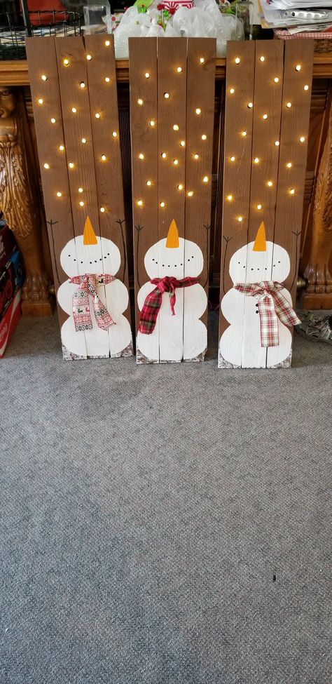 Pallet Projects For Fall And Christmas, Pallet Christmas Ideas Diy Wood Signs, Christmas Pallett Ideas, Xmas Pallet Projects, Winter Wood Block Crafts, Pallet Holiday Decoration Ideas, Christmas Diy Wooden Crafts, Diy Pallet Christmas Decor, Wood Porch Signs Christmas