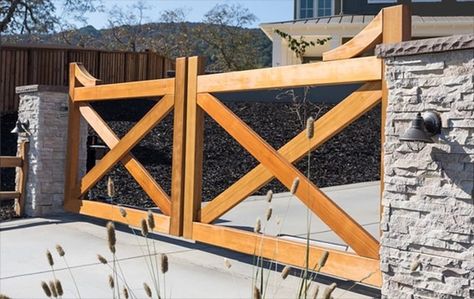 Modern Farmhouse Driveway, Farmhouse Driveway Gate, Main Gate Design Entrance, Farmhouse Driveway, Homestead Exterior, Gate Design Entrance, Iron Doors Modern, Simple Main Gate Design, Farm Gates Entrance