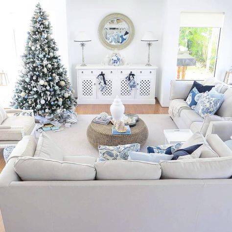 Annette on Instagram: “Sharing a view of my living room this morning 🎄 Wishing you all a great start to the week 😊 . . . . 📷 @hamptonsislandstyle . . . .…” Hamptons Christmas, Xmas Theme, Interiors Dream, Christmas Inspo, Beach House Interior, Beach House Design, Hamptons Style, Coastal Christmas, My Living Room