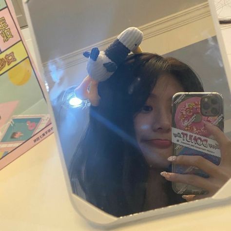 Douyin Mirror Selfie, Ulzzang Korea, Korean Best Friends, Best Anime Couples, Cute Letters, Photography Posing Guide, Bff Quotes, Uzzlang Girl