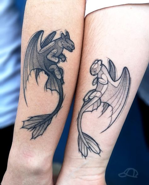 19 How To Train Your Dragon Tattoos To Admire - Body Artifact Light Fury Tattoo, Toothless Dragon Tattoo, Fury Tattoo, Night Fury And Light Fury, Hase Tattoos, Toothless Tattoo, Disney Couple Tattoos, Pair Tattoos, Maching Tattoos