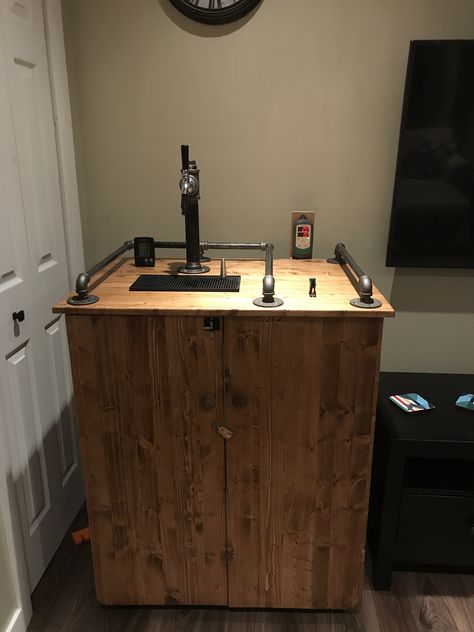 #diy #homebrewing #kegerator #beer Kegerator Ideas, Keg Table, Diy Kegerator, Cubby Makeover, Kegerator Cabinet, Outdoor Kegerator, Kegerator Diy, Home Bar Plans, Beer Table