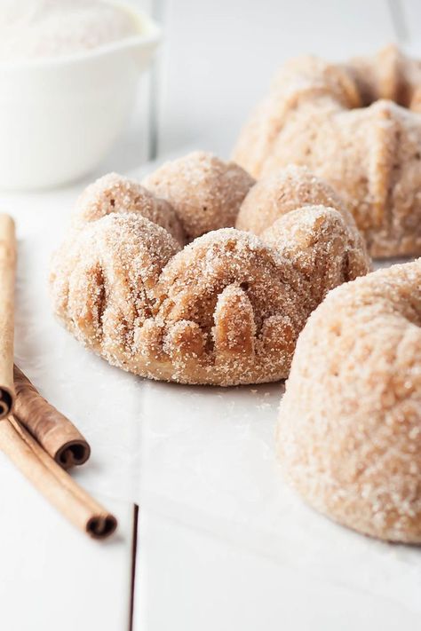 The perfect combination of cake and donut in these delicious Cinnamon Toast Bundts! Mini Bundt Cakes Recipes, Mini Recipes, Bundt Recipes, Cinnamon Donuts, Mini Bundt, Breakfast Rolls, Crunch Cake, Mini Bundt Cakes, Cinnamon Toast Crunch