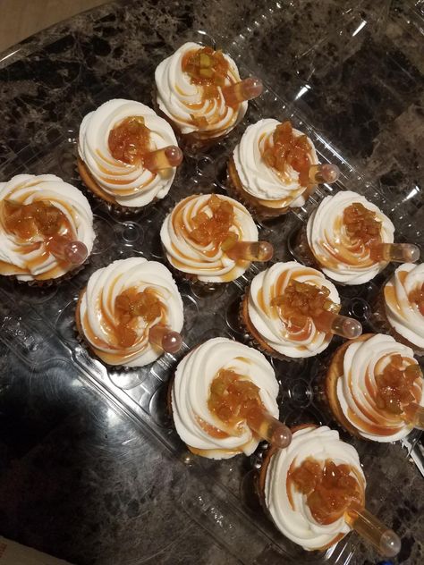 Crown Apple Cupcakes, Crown Royal Cupcakes, Alcohol Cupcakes, Crown Royal Recipes, Boozy Cupcakes Recipes, Cupcakes Yellow, Treats Business, Royal Cupcakes, Crown Royal Apple