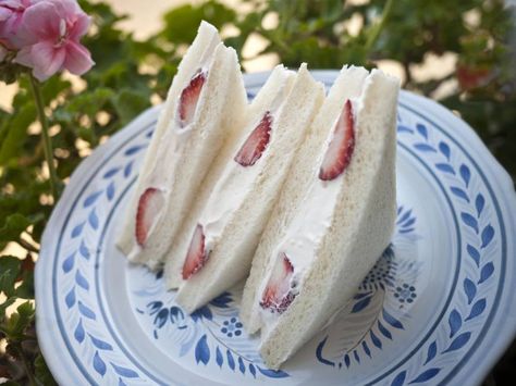 Although strawberry and cream sandwiches only appeared in the early Showa Era (1926-89), it’s so popular that several wagashi (traditional Japanese confectionery) makers around the country claim that they invented it. The most popular type of Christmas cake is a sponge cake and whipped cream layer cake with fresh strawberries called, somewhat confusingly, a “strawberry shortcake,” even though it differs from the cake. Sandwiches Ideas, High Tea Sandwiches, Vintage High Tea, High Tea Food, Easy Sandwich, Tea Party Sandwiches, Tea Sandwiches Recipes, Afternoon Tea Recipes, Classic Sandwich