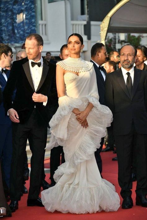 nimoooo on Twitter: "SHE DOES IT RIGHT EVERY TIMEEE #MetGala https://t.co/Ltf0ktYeaJ" / Twitter Deepika Padukone Cannes, Trends 2023, Ethnic Outfits, Party Wear Indian Dresses, Dress Indian Style, Stylish Sarees, Indian Fashion Dresses, Beauty And Fashion, Deepika Padukone