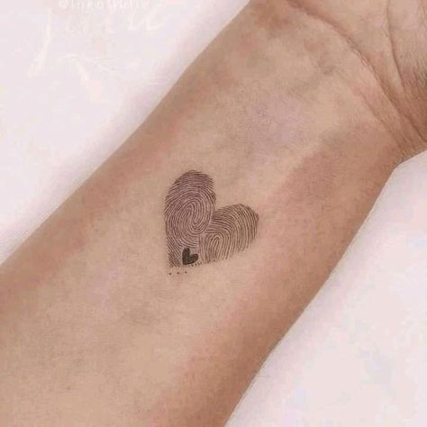 Tatoos Woman Small Minimalist Tattoos Finger, Couple Finger Print Tattoo Ideas, Thumb Print Heart Tattoo Cute Ideas, 3 Fingerprint Tattoo, Mother Daughter Thumbprint Tattoos, Thumb Print Heart Tattoo Placement, Heart Tattoo With Fingerprint, Family Fingerprint Tattoo, Memorial Brother Tattoo Ideas For Sister