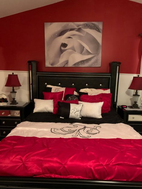 Red And Black Bedroom Ideas For Couples, Black Bedroom Ideas For Couples, Red Themed Bedroom, Black And Red Bedroom Decor, Red And Black Bedroom Ideas, Red And Black Bedroom, Couples Room Decor, Black Room Ideas, Black Bedroom Ideas