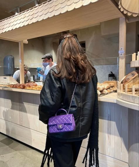 Purple Bags Outfit, Chanel Bag Outfit, Purse Outfit, Luxury Lifestyle Fashion, Light Blue Aesthetic, Winter Inspo, Arab Beauty, Purple Bag, Fancy Bags