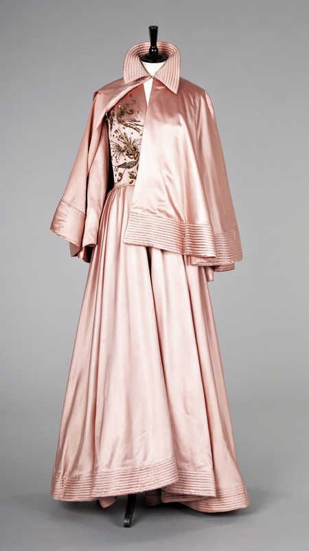 Fath Ball Gown and Cape, early 40's. Gaun Abad Pertengahan, Jacques Fath, Fashion 1940s, French Fashion Designers, 40s Fashion, Vintage Gowns, Antique Clothing, Vintage Couture, 1940s Fashion