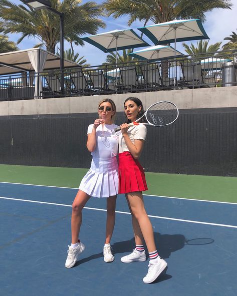 orion carloto on twitter (@orionnichole) — “just your local suburban moms playing country club tennis on a thursday morning! 🎾” (4/18/19) Country Club Mom, Suburban Mom Aesthetic, Country Club Costume, Country Club Dress Up Day, Tennis Player Halloween, Country Club Outfit Spirit Week, Country Club Outfits, Country Club Tennis, Country Club Outfit