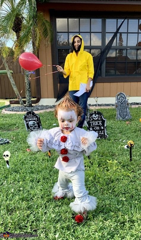 Baby It Costume, Baby Pennywise Costume, Scary Baby Halloween Costumes, Baby Pennywise, Saw Halloween Costume, Mommy Baby Halloween Costumes, Mother Daughter Halloween Costumes, Trajes Halloween, Saw Halloween