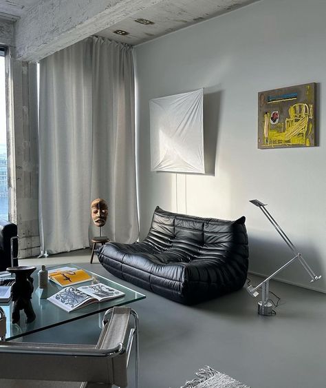 Boy Apartment, Bauhaus Interior Design, Bauhaus Interior, Togo Sofa, Small Home Offices, Unique Interior Design, Living Room Design Inspiration, Minimalist Room, Tiny Apartment