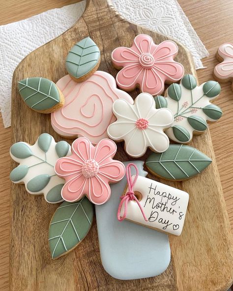 New class alert for 6 & 13 April 2024, JHB and KZN Even though the little tag says ��‘Happy Mother’s Day’ this sweet bouquet has lots of… | Instagram Mothers Day Cookies Decorated, Mothers Day Cookies, Heart Shaped Cookie, Flower Sugar Cookies, Royal Icing Flowers, Crazy Cookies, Sugar Cookie Royal Icing, Cookie Bouquet, Sweet Bouquet